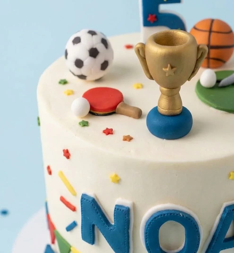 Vue d'ensemble du gâteau de 20 parts décoré sur le thème sportif