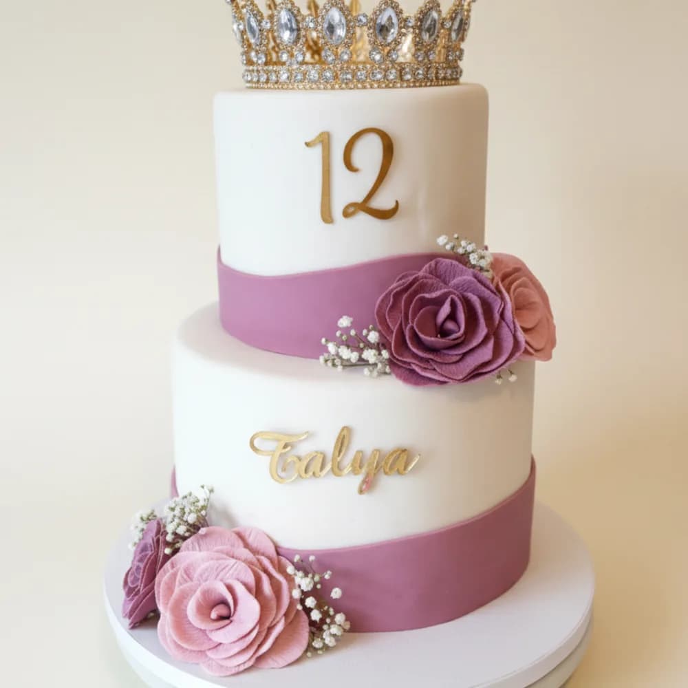 Gâteau à étages aux roses violettes en sucre